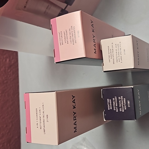 MARYKAY Timewise Miracle Set Normal to Dry Skin - Picture 3 of 7